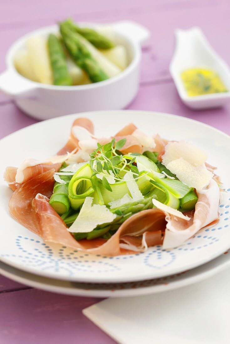 Asparagus with ham and Parmesan