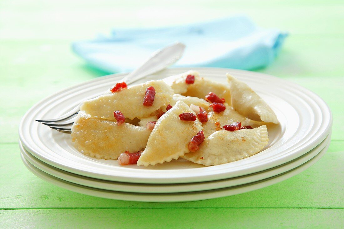 Pierogi gefüllt mit Hüttenkäse, Kartoffeln, Zwiebeln