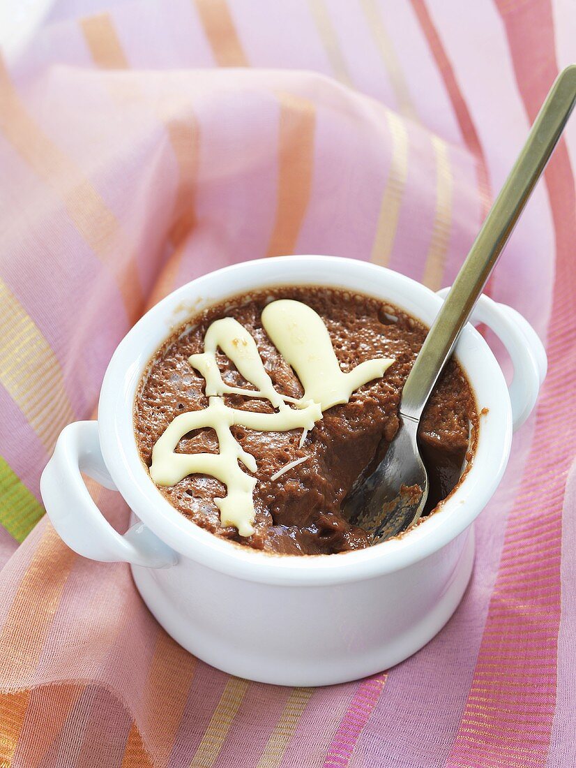 Schokoladenpudding mit weißem Schokogitter (für Diabetiker)