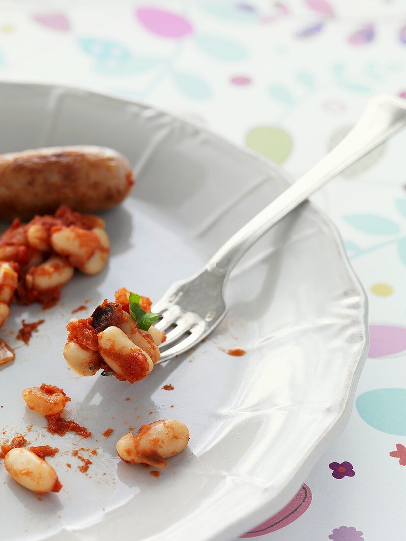 Würstchen und Baked Beans mit Gabel