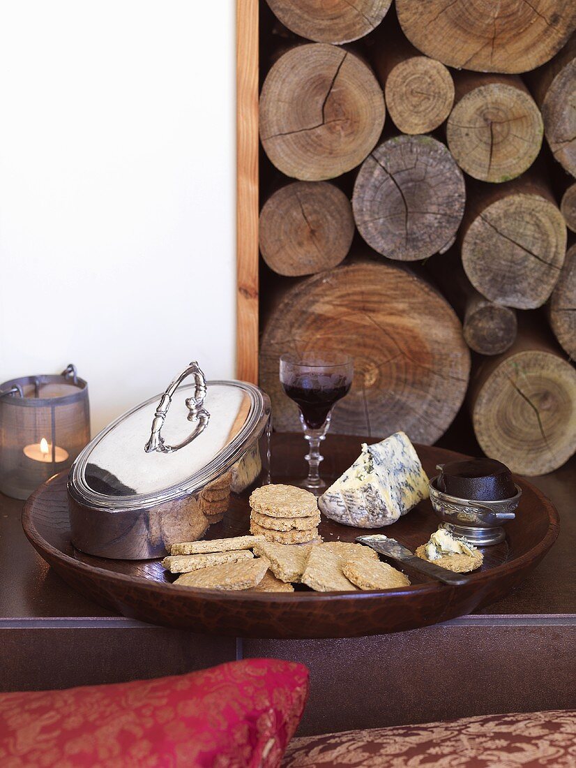 Blue cheese, crackers and red wine on tray