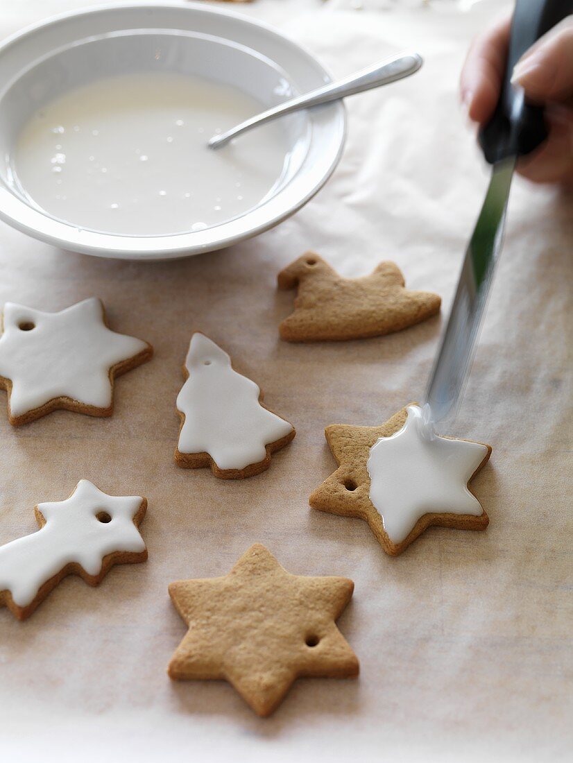 Icing spiced biscuits