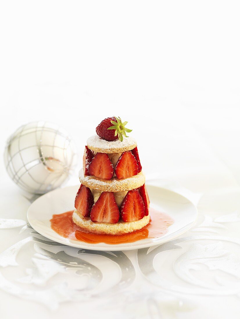 Tower of shortcake, vanilla cream and strawberries