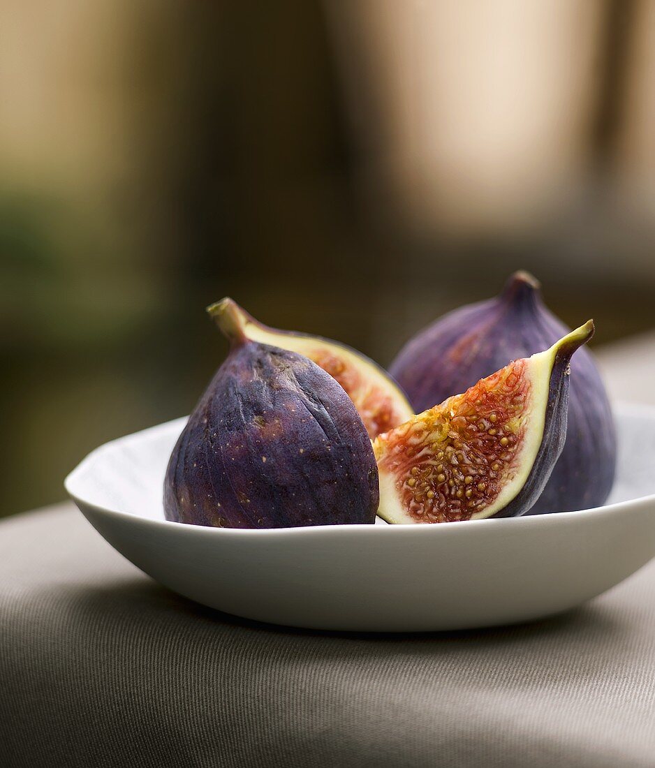 Whole fig and one cut into pieces