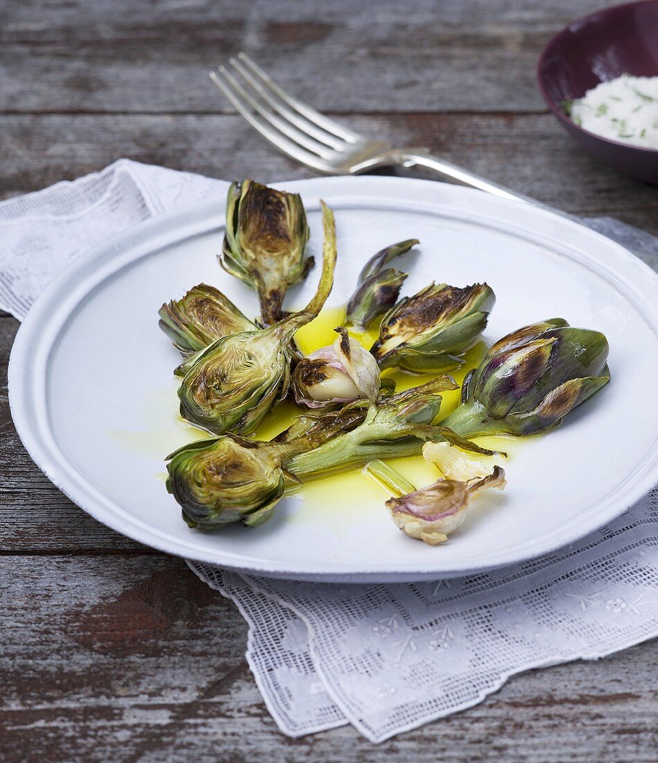 Gegrillte Artischocken mit Knoblauch, Olivenöl und Meersalz