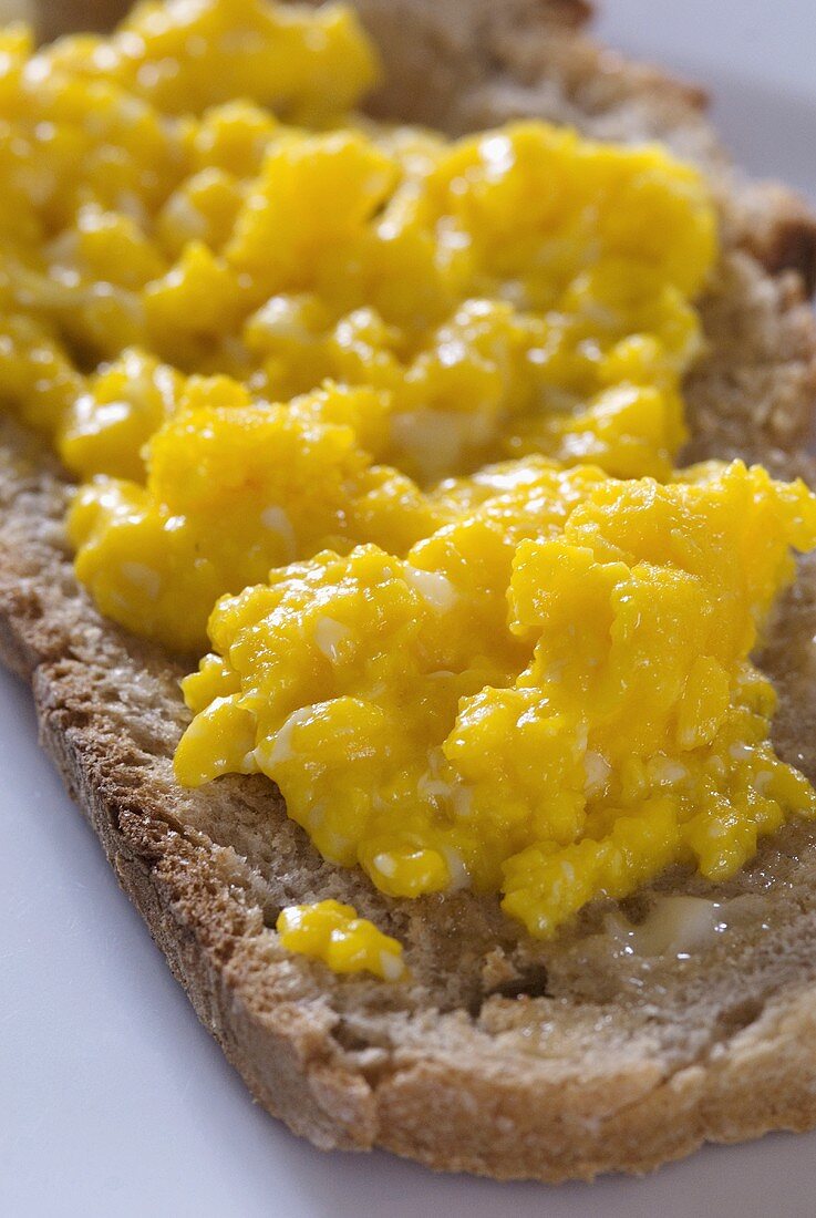 Scrambled egg on buttered toast (close-up)