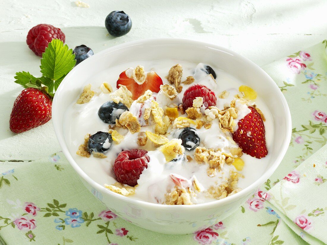 Joghurt mit Müsli und frischen Beeren – Bilder kaufen – 393783 StockFood