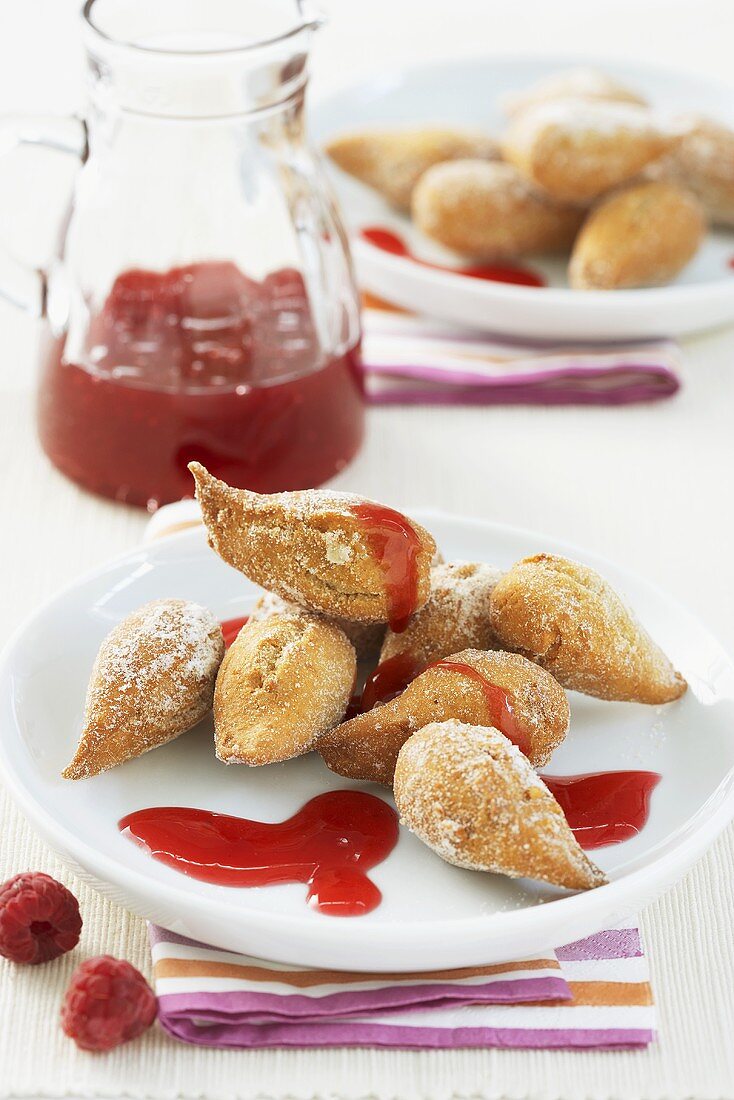 Beignets mit Himbeersauce