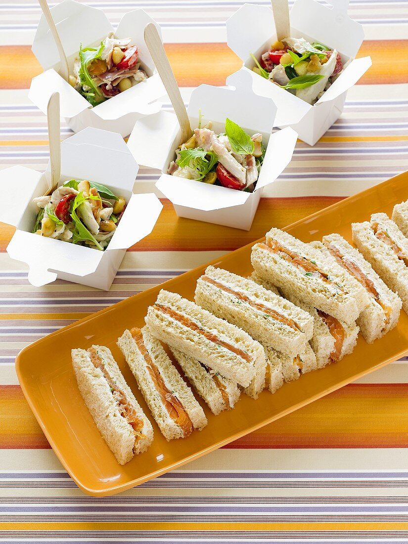 Smoked salmon sandwiches and salad in boxes
