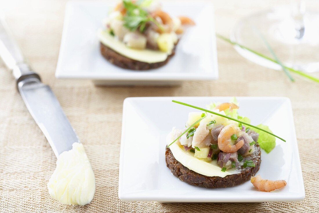 Friesentatar auf Pumpernickel (Krabbensalat)