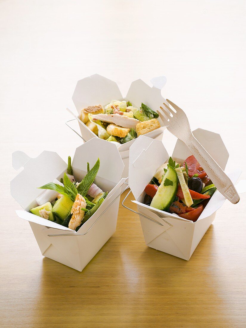 Verschiedene Salate in drei Boxen