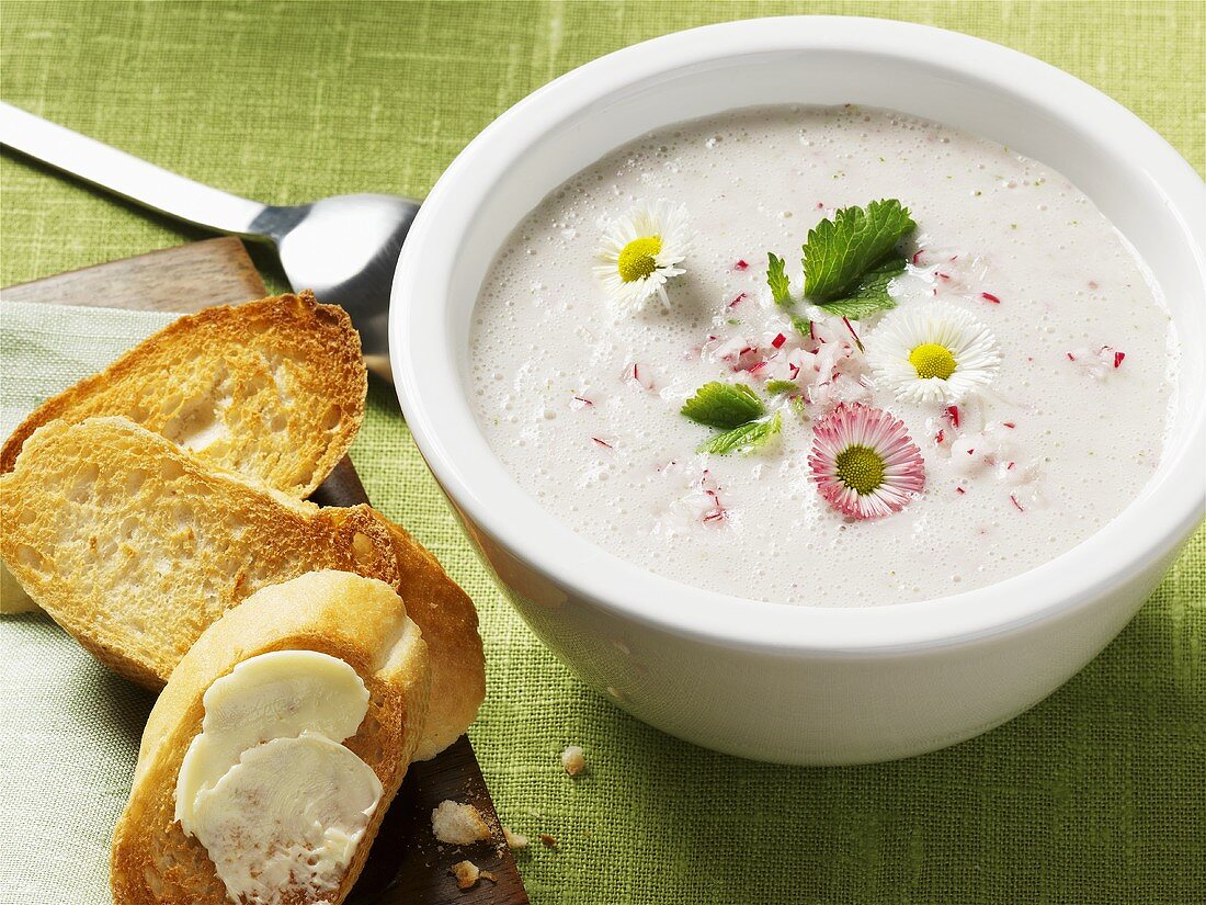 Radieschensuppe mit Gänseblümchen