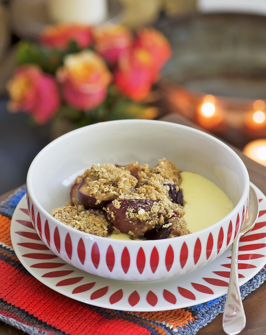 Pflaumen Crumble mit Vanillesauce