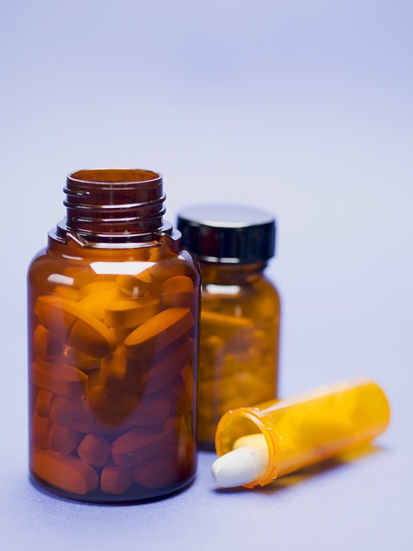 Tabletten in Medizingläsern und im Röhrchen