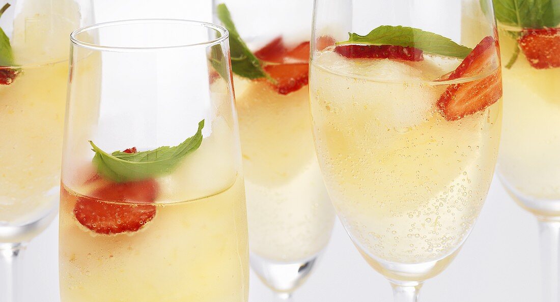 Champagner-Sorbet mit Minze und Erdbeeren