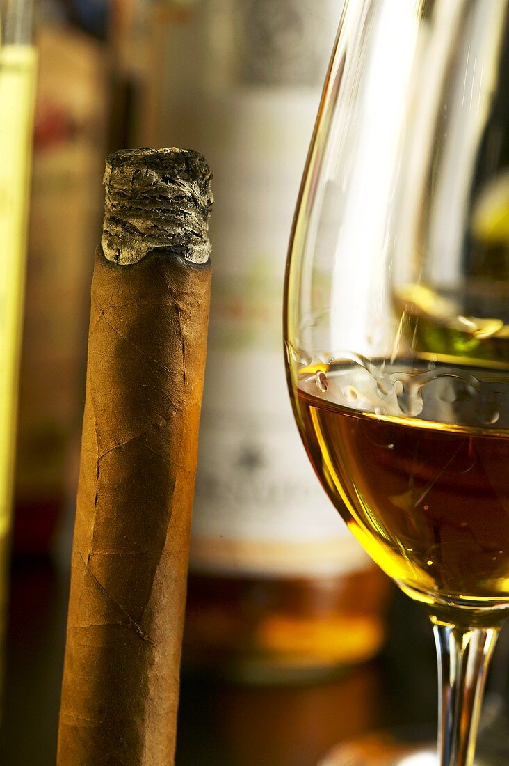 Ein Glas Rum und eine Zigarre