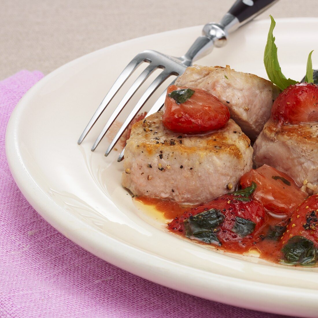 Veal medallions with strawberries in pastis