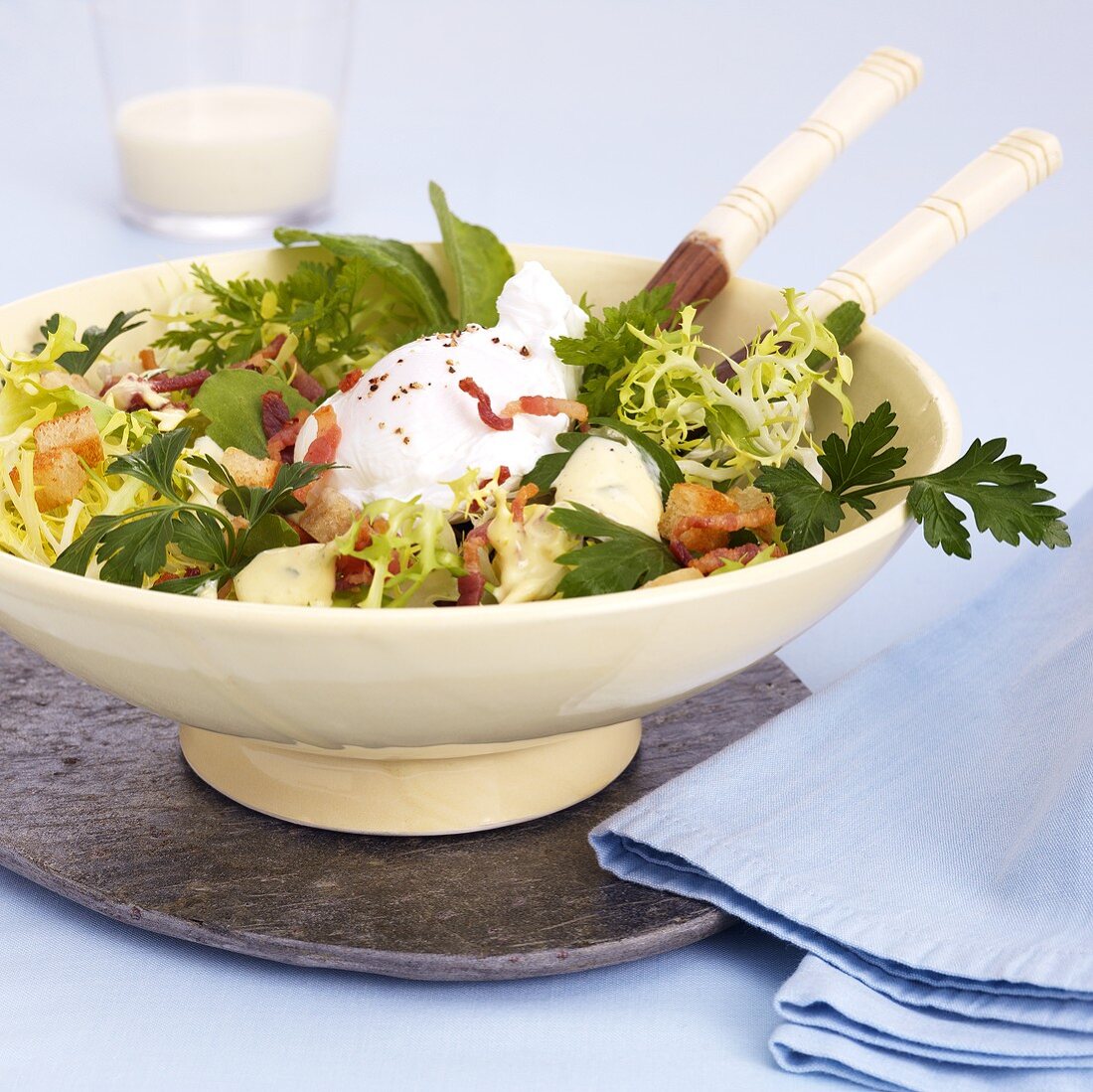 Salade Lyonnaise (Salat mit Speck, Croûtons & pochiertem Ei)