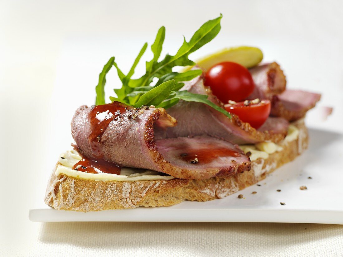 Butterbrot mit Entenbrust, Rucola und Cocktailtomaten