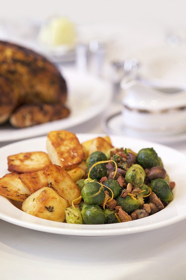 Bratkartoffeln mit Rosenkohl-Maroni-Gemüse