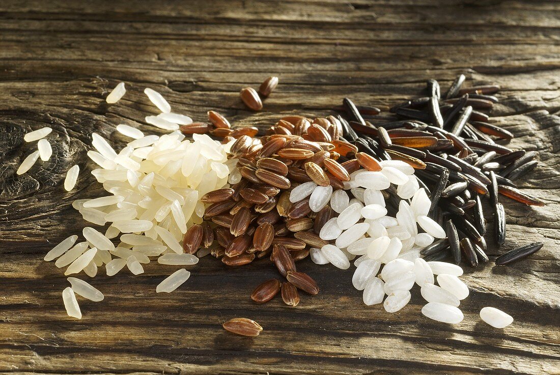 Verschiedene Reiskörner auf Holzbrett … – Bild kaufen – 394437