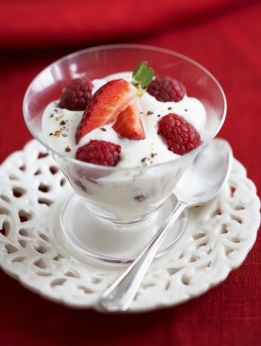 Naturjoghurt mit frischen Beeren