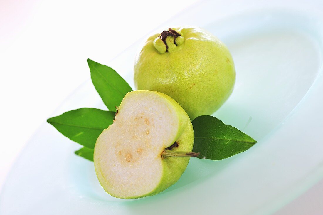 Ganze und halbe Guave