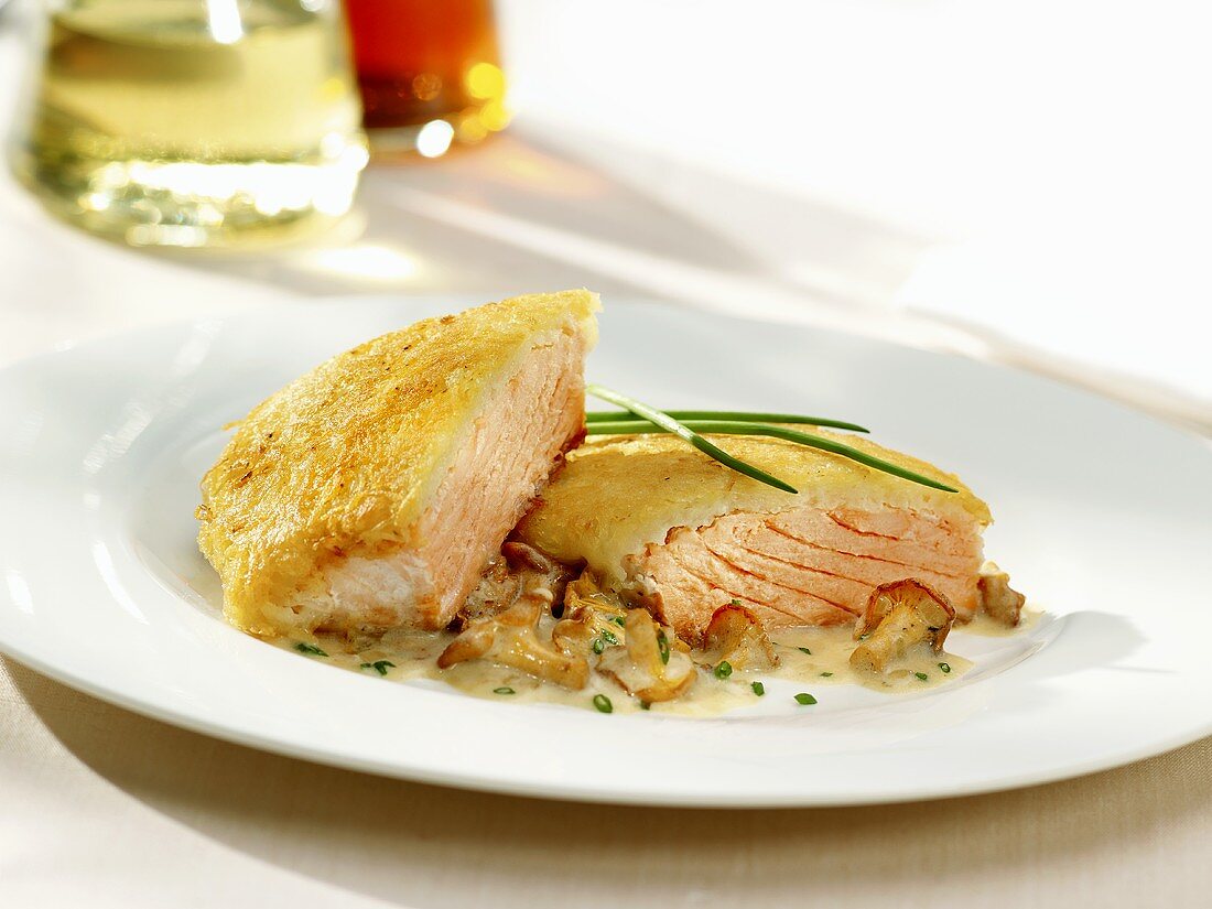 Baked salmon fillet with chanterelle sauce