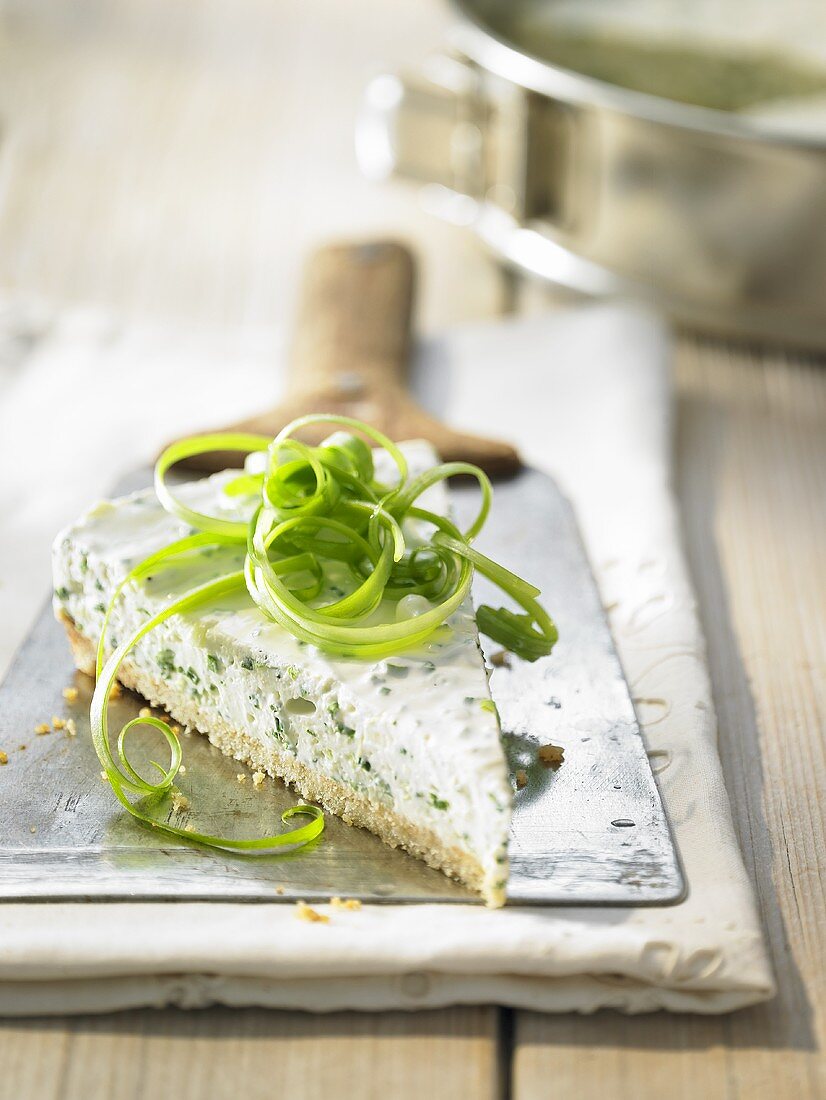 Ein Stück Feta-Käsekuchen