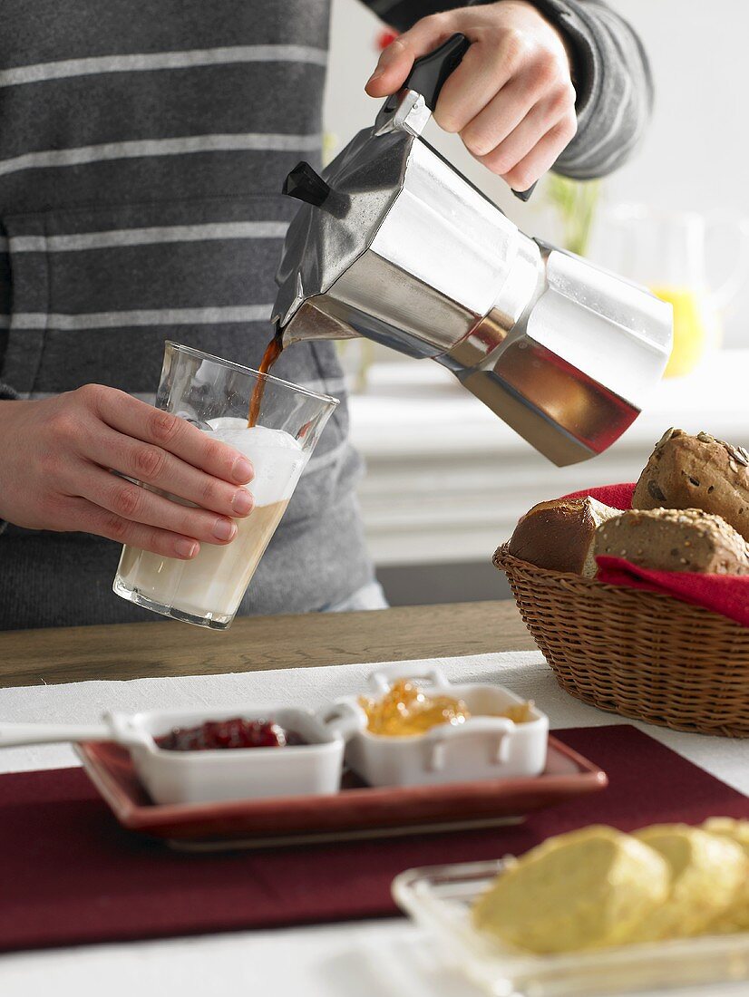 Kaffee auf die geschäumte Milch gießen