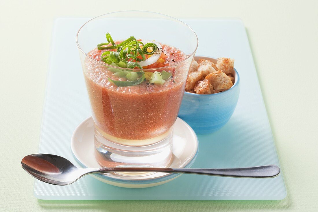 Gazpacho mit Knoblauchcroutons