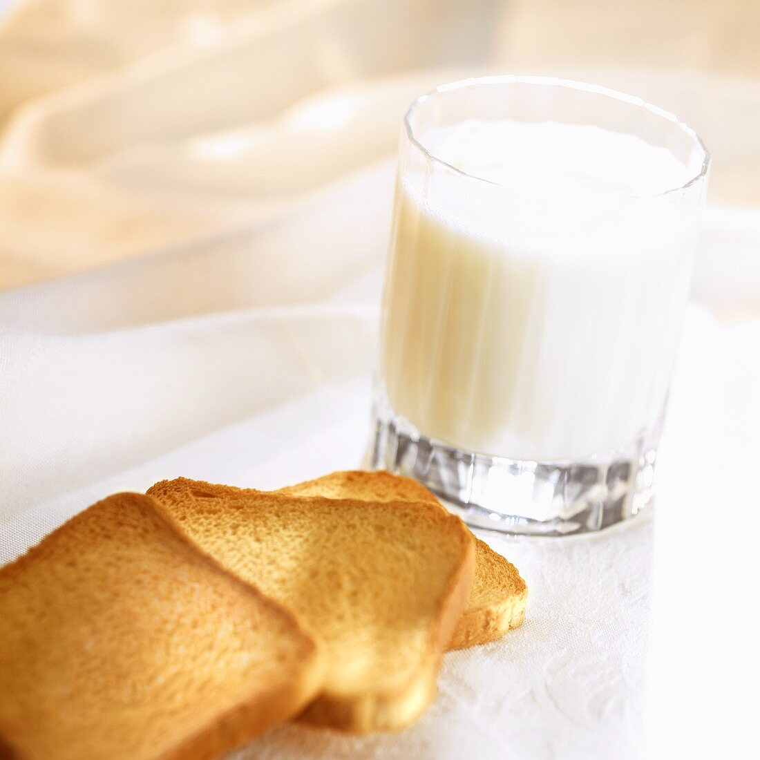 Zwiebackscheiben und Glas Milch