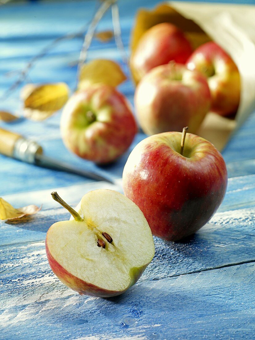 Frische Äpfel mit Papiertüte