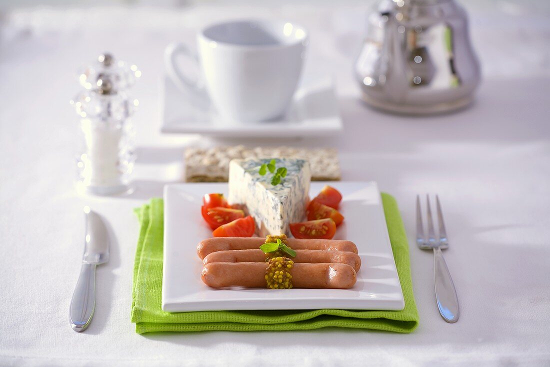 Sausages with mustard, Roquefort and tomatoes
