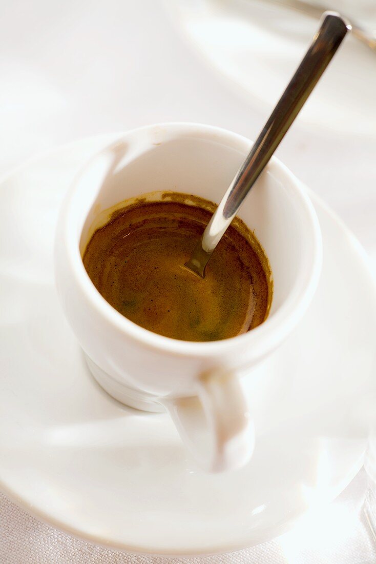 Eine Tasse Espresso mit Löffel