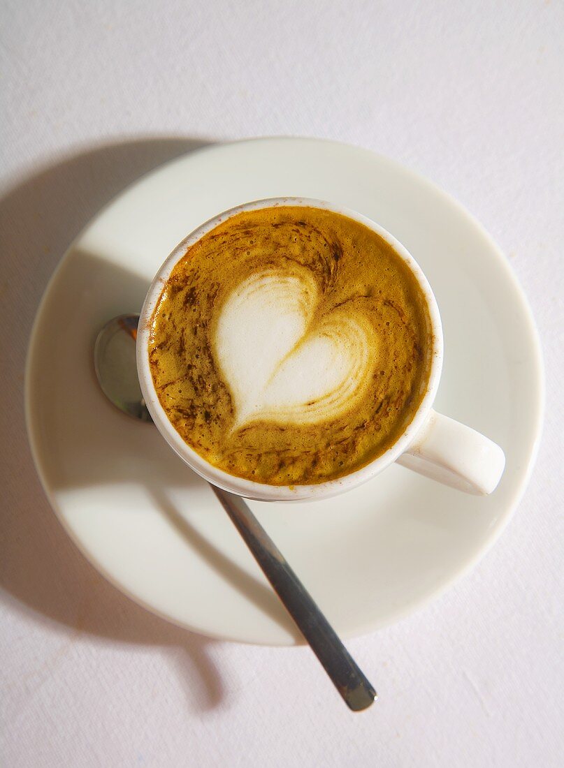 Eine Tasse Espresso Macchiato mit Herz im Milchschaum