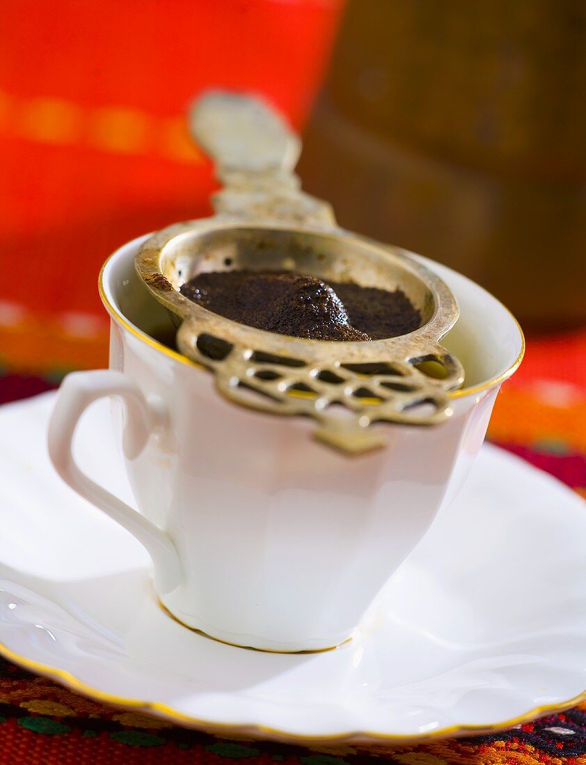 Türkischer Kaffee mit Kaffeesieb