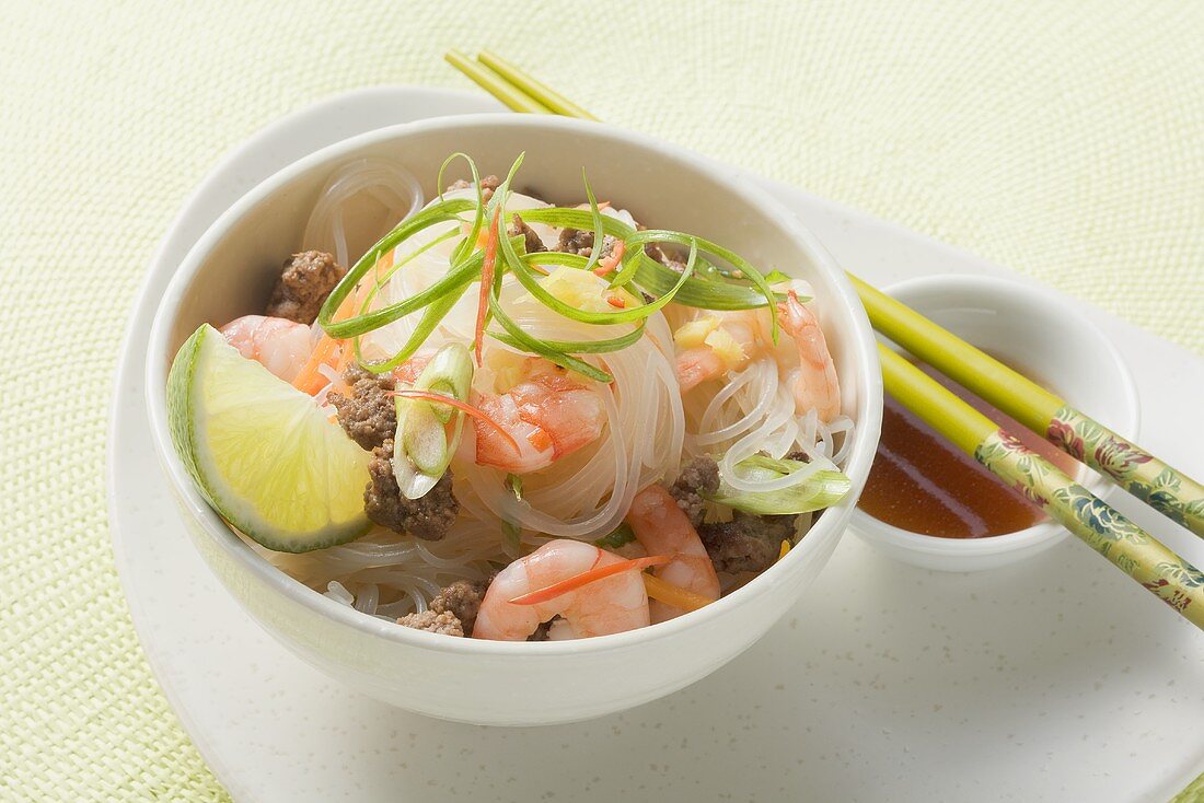 Asiatischer Glasnudelsalat mit Shrimps