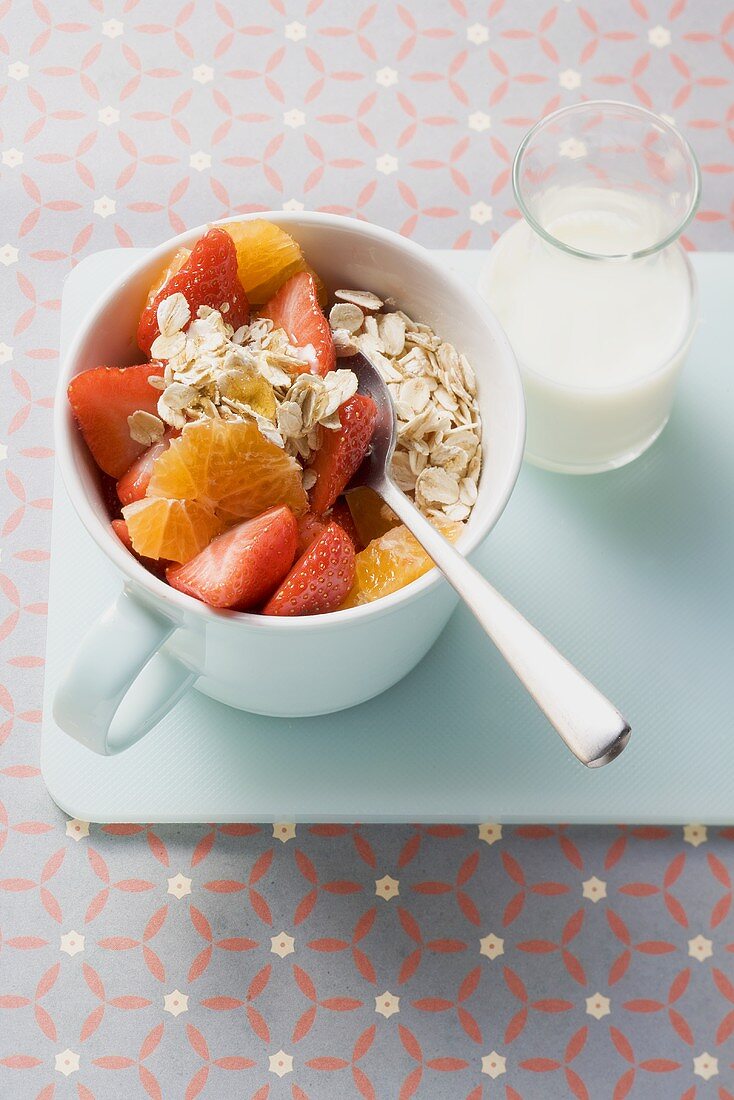 Rotes Beeren-Müsli in der Tasse