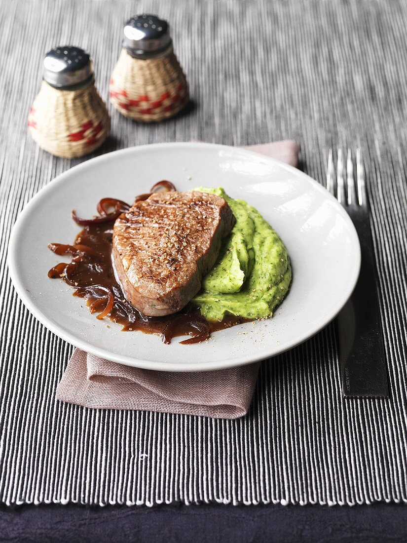 Filetsteaks vom Rind mit Balsamico-Zwiebeln und Selleriepüree