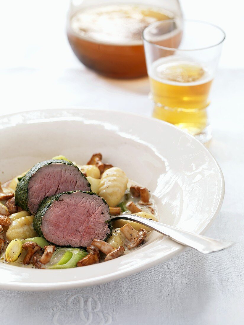 Kalbsfilet im Kräutermantel mit Pfifferling-Gnocchi-Ragout