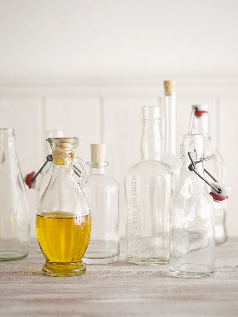 Leere und gefüllte Ölflaschen
