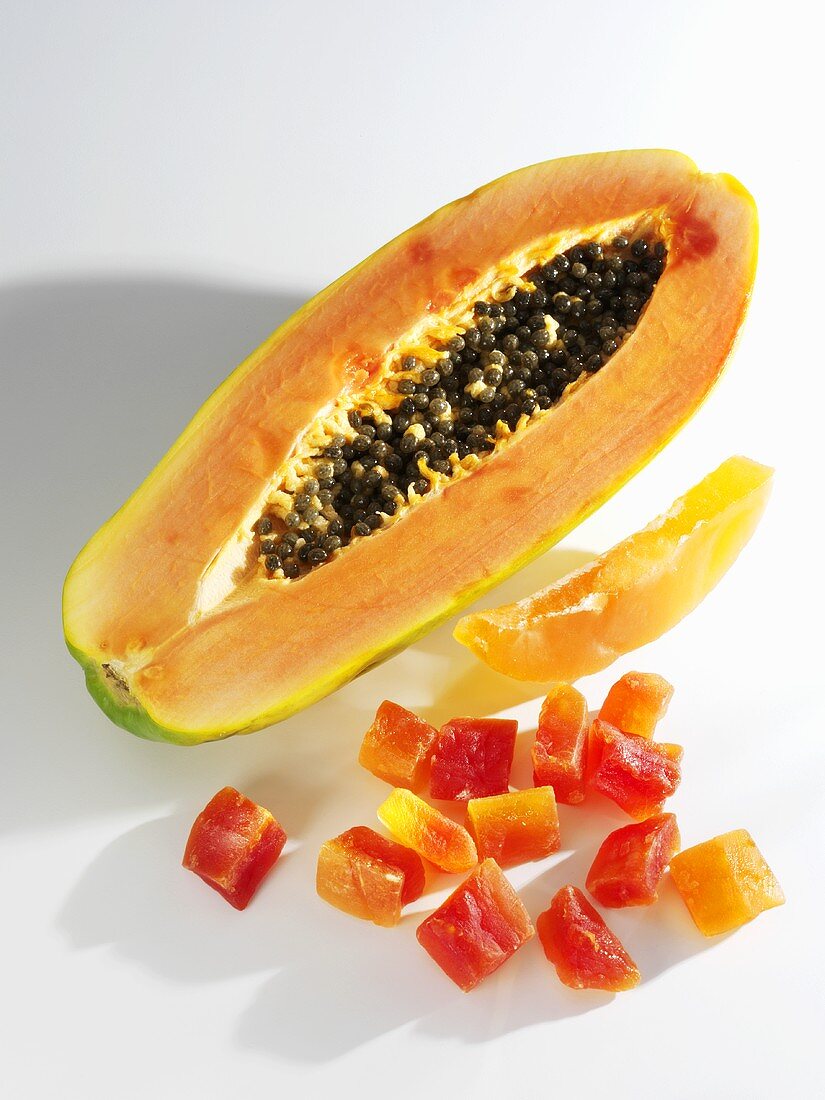 Frische und kandierte Papaya