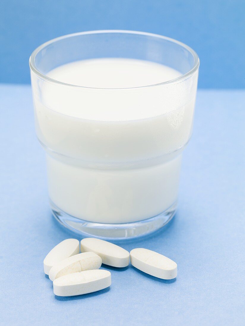 Glas Milch und Tabletten
