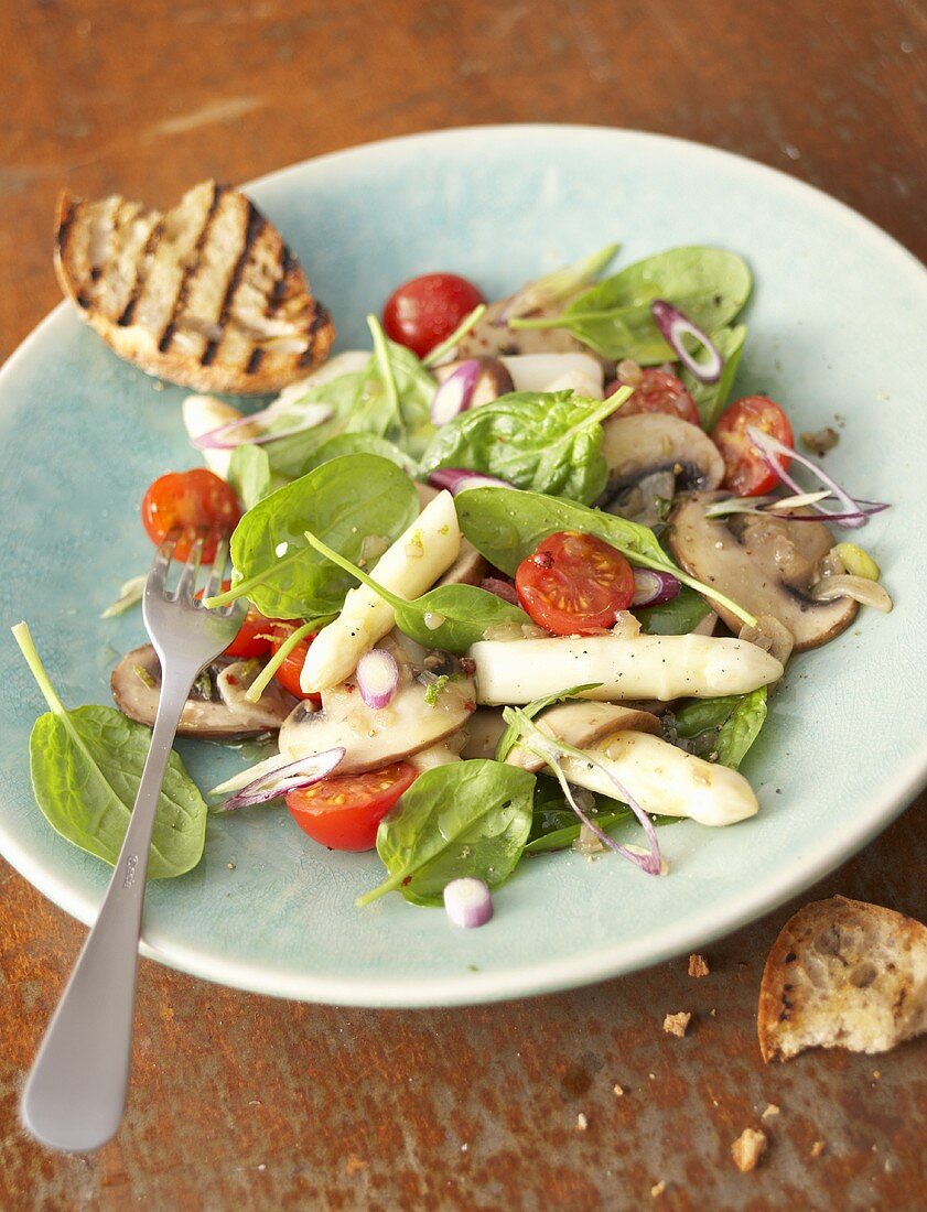 Spinatsalat mit Spargel, Champignons und Kirschtomaten