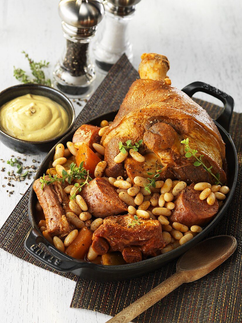 Cassoulet mit Schweinshaxe und Würstchen