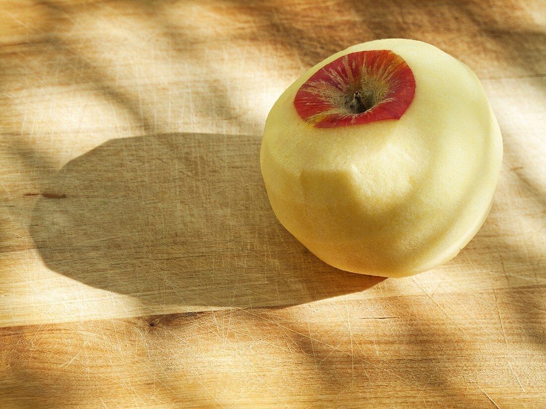 Ein geschälter Apfel