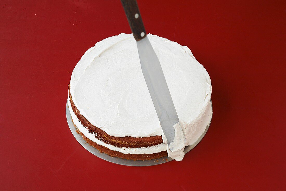 Coating a cake with cream