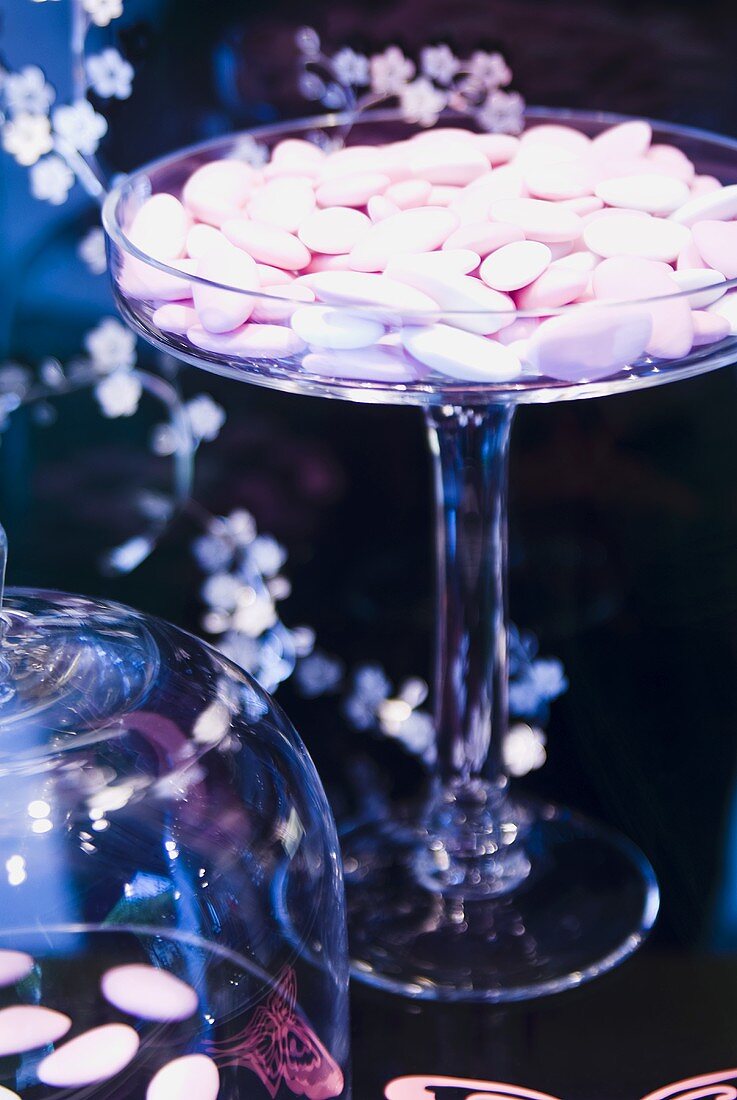 Mandeln mit rosa Zuckerglasur in einer Glasschale