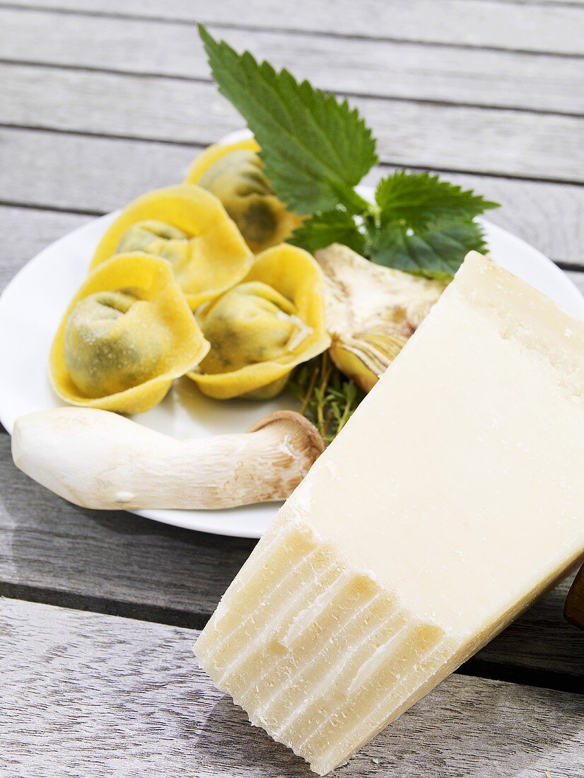 Frische Tortelloni mit Steinpilzfüllung